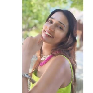 Neha Jhulka Instagram - Finding Bliss in the rhythm of waves
Wish I could describe the beauty
Nothing soothes the soul like a day by the water
Salty waters.... ocean breeze ....peace 

#oceanlover
#holidays #happinessbegins #gratitude #peacewithin #beachvibes #islandlife #green #seawater