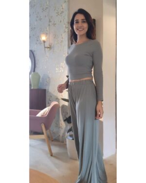 Neha Jhulka Instagram - Stand tall
Smile
Be confident 
Best fashion advice i read today " Stay fit n healthy"
Happy time.. shoot time .. click click..
#actorslife #shootdiaries🎥 #funday #pose #click#gratitude🙏