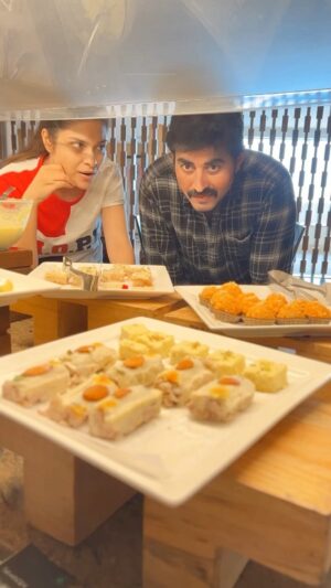Neha Kaul Instagram - Khane wala dekhne wale se pooch raha hai… 😎…kya zamaana hai… @kaulmeneha 
#food #dessert #reels #loveforfood #indiansweets #funnyvideos #funnyreels #actorslife #bhopal #courtyardbhopal #shooting