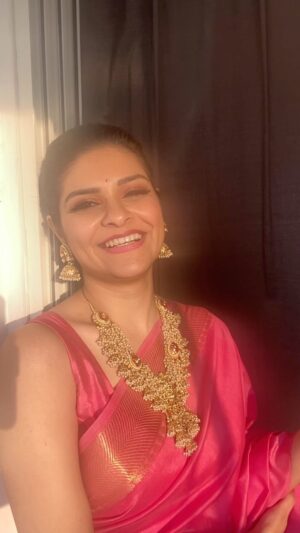 Neha Kaul Instagram - Dedicated to the love month of the year ❤️

Jewellery: @surajbridal 

#goldenhour #dreamyaesthetic #indianwedding #indianwear #sareelove #silksarees #templejewellery #jewellerydesign #customize #reelsindia #instagood #reels #reelitfeelit #trending #trendingsongs #explorepage #explorepage