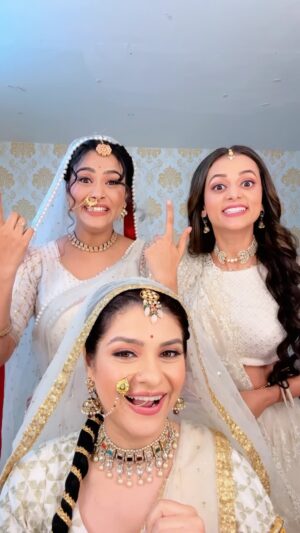 Neha Kaul Instagram - Hindi classes starting soon…

#trendingreels #reelsindia #funnyreels #actorslife #funonset #makeuproomfun #dhruvtara #sabtv #viralreels