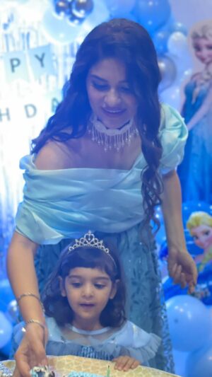 Neha Kaul Instagram - About my darling @hedyasingh birthday yesterday. We were all transported to frozen world thanks to @_balloons_n_papers . Such a beautiful decor ❤️
My 👗: @sabaayabymeher 

#birthdaydecoration #birthdaygirl #proudparents #leogirl #happybirthday #frozenthemeparty #decorationideas #influencer #toddlersofinstagram #birthdayreels #reelsindia #birthdaydecormumbai #trendingreels #reelitfeelit #fashionblogger #birthdayoutfitideas #glamwear
