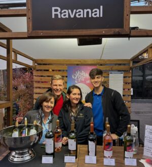 Neilas Katinas Instagram - Por que siempre encontramos los mejores Vinos con @vinaravanal , estuvimos en la Vendimia de Av Italia acompañando esta Viña Familiar 
Y para ti cual es el mejor vino de @vinaravanal 
Todos los socios cuentan con el 15% de descuento