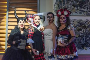 Neilas Katinas Instagram - Halloween en @lets_dance_by_neilas 🎃
Lo pasamos de miedo !!!🎃
Revisa las fotos y comenta 
Cómo es habitual los artistas en escena 
@neilaskatinas @nicolegaultier @zagalasalazarklare @felipeganter @yenima_24 @labolocco 

La música a cargo de @danieladuartedj 
La técnica con @voilaestudios 
Nuestra casa el @hotel.director 

Gracias a nuestros Sponsors
@clinicaglowing @skinlab_cl @pasteleriacandelle @valdiviesochile @baezajoyeria 
Mención especial a @ferdicam_ y @j.jnovedades 

NOS VEMOS ESTE 1 de DICIEMBRE con nuestro próximo evento GALA END OF THE YEAR
Compra tus entradas en la web
www.neilaskatinas.com

#nosvemosbailando #letsdance #neilaskatinas