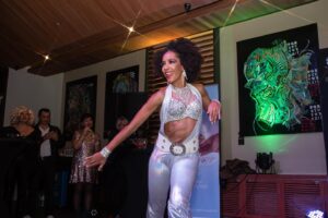 Neilas Katinas Instagram - 🪩Evento 80s 70s en el @hotel.director 
Fiesta Temática de @lets_dance_by_neilas 
Esto fue el Show a cargo de @neilaskatinas @nicolegaultier @cami.escala @paula.valdivieso.5 @yenima_24 @yenserrek 
La Musica la pincho @danieladuartedj 
Decoración @j.jnovedades 
Cam 360 @ferdicam_ 
Técnica @
Fotos @sofiafurniel @shotbysof 

Gracias a nuestras Socias que bailaron Cha Cha Cha de los años 70
@katytaps @paty.escobar.p @silva_kro @barbarabaricic @que50_noesnada @isakatuna @mveronicamansilla @carolinabtc_ @giovygonzalez  @lore.gomezm El montaje estuvo a cargo de la seca @cami.escala 

Gracias también a nuestros Sponsors
@vinaravanal 
@clinicaglowing 
@skinlab_cl 
@pasteleriacandelle 
@valdiviesochile 
Y a nuestra casa @hotel.director 

Se viene el proximo evento
 ✨✨✨GLITTER PARTY✨✨✨
12 de Julio , compra tu entrada en la web www.neilaskatinas.com