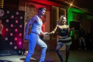 Neilas Katinas Instagram - 🪩Evento 80s 70s en el @hotel.director 
Fiesta Temática de @lets_dance_by_neilas 
Esto fue el Show a cargo de @neilaskatinas @nicolegaultier @cami.escala @paula.valdivieso.5 @yenima_24 @yenserrek 
La Musica la pincho @danieladuartedj 
Decoración @j.jnovedades 
Cam 360 @ferdicam_ 
Técnica @
Fotos @sofiafurniel @shotbysof 

Gracias a nuestras Socias que bailaron Cha Cha Cha de los años 70
@katytaps @paty.escobar.p @silva_kro @barbarabaricic @que50_noesnada @isakatuna @mveronicamansilla @carolinabtc_ @giovygonzalez  @lore.gomezm El montaje estuvo a cargo de la seca @cami.escala 

Gracias también a nuestros Sponsors
@vinaravanal 
@clinicaglowing 
@skinlab_cl 
@pasteleriacandelle 
@valdiviesochile 
Y a nuestra casa @hotel.director 

Se viene el proximo evento
 ✨✨✨GLITTER PARTY✨✨✨
12 de Julio , compra tu entrada en la web www.neilaskatinas.com
