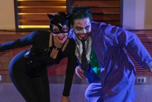 Neilas Katinas Instagram - Halloween en @lets_dance_by_neilas 🎃
Lo pasamos de miedo !!!🎃
Revisa las fotos y comenta 
Cómo es habitual los artistas en escena 
@neilaskatinas @nicolegaultier @zagalasalazarklare @felipeganter @yenima_24 @labolocco 

La música a cargo de @danieladuartedj 
La técnica con @voilaestudios 
Nuestra casa el @hotel.director 

Gracias a nuestros Sponsors
@clinicaglowing @skinlab_cl @pasteleriacandelle @valdiviesochile @baezajoyeria 
Mención especial a @ferdicam_ y @j.jnovedades 

NOS VEMOS ESTE 1 de DICIEMBRE con nuestro próximo evento GALA END OF THE YEAR
Compra tus entradas en la web
www.neilaskatinas.com

#nosvemosbailando #letsdance #neilaskatinas