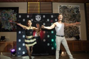 Neilas Katinas Instagram - 🪩Evento 80s 70s en el @hotel.director 
Fiesta Temática de @lets_dance_by_neilas 
Esto fue el Show a cargo de @neilaskatinas @nicolegaultier @cami.escala @paula.valdivieso.5 @yenima_24 @yenserrek 
La Musica la pincho @danieladuartedj 
Decoración @j.jnovedades 
Cam 360 @ferdicam_ 
Técnica @
Fotos @sofiafurniel @shotbysof 

Gracias a nuestras Socias que bailaron Cha Cha Cha de los años 70
@katytaps @paty.escobar.p @silva_kro @barbarabaricic @que50_noesnada @isakatuna @mveronicamansilla @carolinabtc_ @giovygonzalez  @lore.gomezm El montaje estuvo a cargo de la seca @cami.escala 

Gracias también a nuestros Sponsors
@vinaravanal 
@clinicaglowing 
@skinlab_cl 
@pasteleriacandelle 
@valdiviesochile 
Y a nuestra casa @hotel.director 

Se viene el proximo evento
 ✨✨✨GLITTER PARTY✨✨✨
12 de Julio , compra tu entrada en la web www.neilaskatinas.com