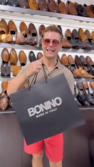 Neilas Katinas Instagram - @boninouomo me invito a conocer todos los Zapatos Italianos que tienen para los hombres en su tienda de Vitacura, todos son de cuero y súper cómodos como buen calzado Italiano … QUE ESPERAS PARA VENIR POR ELLOS!
Y si eres soci@ de mi club social @lets_dance_by_neilas tienes mostrando tu QR un tremendo descuento !

#nosvemosbailando 
#letsdance 
#neilaskatinas