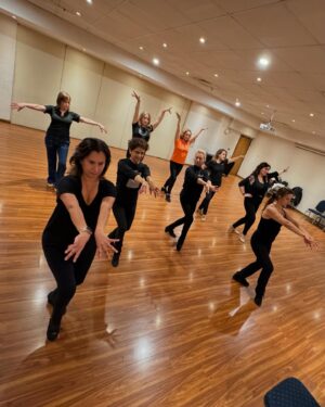 Neilas Katinas Instagram - Esto es @lets_dance_by_neilas en el @hotel.director 
Un concepto Nuevo para gente sobre 40 años donde sociabilizamos en torno al baile, lee esta entrevista en @lungram , gracias a nuestra Jefa de Prensa @psolis1 
Y todos nuestros Sponsors que desde el día 1 confían en este proyecto @vinaravanal @skinlab_cl @clinicaglowing @valdiviesochile @pasteleriacandelle 
Gracias a nuestro equipo humano y Profesional @nicolegaultier @cami.escala @paula.valdivieso.5 @yenima_24 @nicole_ewert @juan_guillermo92 @javiierterre 
Y A TOD@S NUESTR@S SOCI@S QUE SON EL MOTOR DE LET’S DANCE BY NEILAS, sin duda ustedes son el ADN de nuestro Club Social de Baile♥️♥️♥️