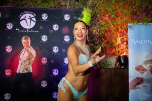 Neilas Katinas Instagram - CARNAVAL otro evento de @lets_dance_by_neilas 
Así se vivió junto a tod@s l@s soci@s del club social de @neilaskatinas en el @hotel.director 

Gracias a nuestros amigos Sponsors 
@hotel.director 
@clinicaglowing 
@skinlab_cl 
@vinaravanal 
@valdiviesochile 
@pasteleriacandelle 

Show a cargo de @neilaskatinas @nicolegaultier @cami.escala @paula.valdivieso.5 @yenima_24 

Música de @danieladuartedj 
Decoración de @j.jnovedades 
Pelo y look de Neilas @therosdwellab @rosdwel_m 
Fotos de @sofiafurniel 
PRÓXIMO EVENTO VIERNES 3 MAYO🔴RED & BLACK⚫️
