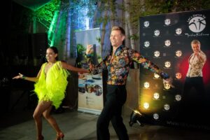 Neilas Katinas Instagram - CARNAVAL otro evento de @lets_dance_by_neilas 
Así se vivió junto a tod@s l@s soci@s del club social de @neilaskatinas en el @hotel.director 

Gracias a nuestros amigos Sponsors 
@hotel.director 
@clinicaglowing 
@skinlab_cl 
@vinaravanal 
@valdiviesochile 
@pasteleriacandelle 

Show a cargo de @neilaskatinas @nicolegaultier @cami.escala @paula.valdivieso.5 @yenima_24 

Música de @danieladuartedj 
Decoración de @j.jnovedades 
Pelo y look de Neilas @therosdwellab @rosdwel_m 
Fotos de @sofiafurniel 
PRÓXIMO EVENTO VIERNES 3 MAYO🔴RED & BLACK⚫️