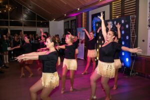 Neilas Katinas Instagram - 🪩Evento 80s 70s en el @hotel.director 
Fiesta Temática de @lets_dance_by_neilas 
Esto fue el Show a cargo de @neilaskatinas @nicolegaultier @cami.escala @paula.valdivieso.5 @yenima_24 @yenserrek 
La Musica la pincho @danieladuartedj 
Decoración @j.jnovedades 
Cam 360 @ferdicam_ 
Técnica @
Fotos @sofiafurniel @shotbysof 

Gracias a nuestras Socias que bailaron Cha Cha Cha de los años 70
@katytaps @paty.escobar.p @silva_kro @barbarabaricic @que50_noesnada @isakatuna @mveronicamansilla @carolinabtc_ @giovygonzalez  @lore.gomezm El montaje estuvo a cargo de la seca @cami.escala 

Gracias también a nuestros Sponsors
@vinaravanal 
@clinicaglowing 
@skinlab_cl 
@pasteleriacandelle 
@valdiviesochile 
Y a nuestra casa @hotel.director 

Se viene el proximo evento
 ✨✨✨GLITTER PARTY✨✨✨
12 de Julio , compra tu entrada en la web www.neilaskatinas.com