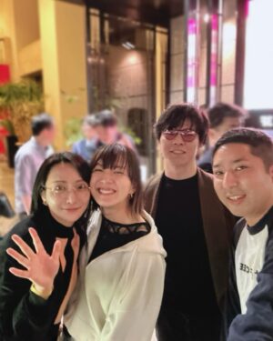 Neki Matsuzawa Instagram - インスタがご無沙汰で、気がつけば4月が過ぎ去ろうとしているので思い出を載せておきます。

少し前になりますが、バラいろダンディで親しくなった皆様でお食事しました🌹5時に夢中で活躍中の大島由香里ちゃんと、画家の中島健太さんと、MXプロデューサーの丹波さん🌈

ほぼ同世代、朝まで盛り上がりましたよ〜🎤飲みましょうの社交辞令を現実に描き起こしてくれた健太さん、ありがとうございました🎨

志が高いと良い仲間が集まるものさ（by有栖川樹璃）

#TOKYOMX
#5時に夢中
#バラダン