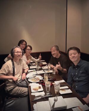 Neki Matsuzawa Instagram - ヨシ！な現場ネキ
仕事納めという感覚はあまり無いのですが、今年の振り返りがてら未使用写真など。

バラダンは、こんなに私にピッタリの番組あったのか〜というくらい、こう言って良いかわかりませんが、はぐれ者が集う感じが居心地良かったですね。

自分はチームに属したことがないので、ピクセルリマスターやクリスタル通信含め、ひとときでもそういった場所があるのはありがたいものでした。

あとは例年と変わらず、アニメやゲームで好きなタイトルのお仕事をいただけて嬉しかったです。来年はFF7Rとメタファーが楽しみですね。

私はエンタメに生かされているので、エンタメのために死ねたらそれで本望です。

全部ほぼ同じ顔ですが最後の方はプライベートに近いもので、酔っ払ってる田村さんが面白かったので。笑