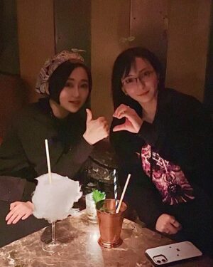 Neki Matsuzawa Instagram - ヨシ！な現場ネキ
仕事納めという感覚はあまり無いのですが、今年の振り返りがてら未使用写真など。

バラダンは、こんなに私にピッタリの番組あったのか〜というくらい、こう言って良いかわかりませんが、はぐれ者が集う感じが居心地良かったですね。

自分はチームに属したことがないので、ピクセルリマスターやクリスタル通信含め、ひとときでもそういった場所があるのはありがたいものでした。

あとは例年と変わらず、アニメやゲームで好きなタイトルのお仕事をいただけて嬉しかったです。来年はFF7Rとメタファーが楽しみですね。

私はエンタメに生かされているので、エンタメのために死ねたらそれで本望です。

全部ほぼ同じ顔ですが最後の方はプライベートに近いもので、酔っ払ってる田村さんが面白かったので。笑