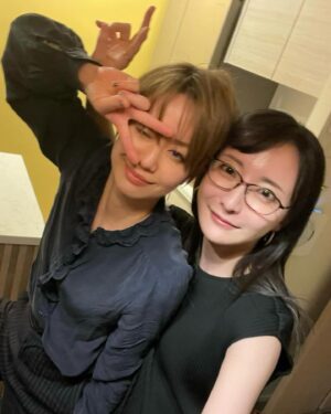 Neki Matsuzawa Instagram - ヨシ！な現場ネキ
仕事納めという感覚はあまり無いのですが、今年の振り返りがてら未使用写真など。

バラダンは、こんなに私にピッタリの番組あったのか〜というくらい、こう言って良いかわかりませんが、はぐれ者が集う感じが居心地良かったですね。

自分はチームに属したことがないので、ピクセルリマスターやクリスタル通信含め、ひとときでもそういった場所があるのはありがたいものでした。

あとは例年と変わらず、アニメやゲームで好きなタイトルのお仕事をいただけて嬉しかったです。来年はFF7Rとメタファーが楽しみですね。

私はエンタメに生かされているので、エンタメのために死ねたらそれで本望です。

全部ほぼ同じ顔ですが最後の方はプライベートに近いもので、酔っ払ってる田村さんが面白かったので。笑