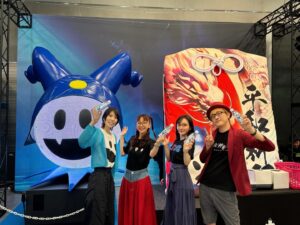 Neki Matsuzawa Instagram - アトラスフェス、2日間ありがとうございました。

35周年を記念したアトラス初の単独イベントとのことで総合MCをさせていただき、ペルソナの人気やメガテンの根強さからメタファーの注目度など、その大盛況を肌で感じることができてとても嬉しかったです。

どうなるのだろうと思っていたネキの部屋も、楽しかったですね。

私はどちらかというとプレイアブルキャラクターではないので、ベルベットルームでお客様を招き入れるのはこのような感じなのかなと。

今の自分があるのは間違いなくアトラスさんのおかげなので、携わられた方々はもちろん、ご覧くださった皆様、そこに集う全ての人の魂に心から感謝です。

※6枚目の小清水さんはピアレイのポーズ、7枚目の梶田さんはおそらくマッカビームです。