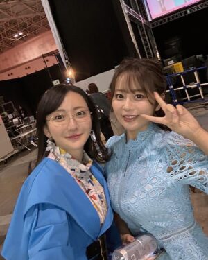 Neki Matsuzawa Instagram - ゆかちさん♡♡♡

メイク終わり出来たての井口裕香ちゃんに偶然お会いできたのが嬉しくてお写真撮りました。笑

連絡を取れば普通に会えるけれど、待ち合わせのできない時代のようなドラマチックな対面は感極まりますね。

3枚目の後ろにいる2人はうちのマネージャー陣です。笑

#animejapan2023
#井口裕香 さん