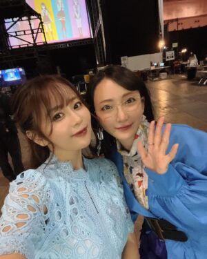 Neki Matsuzawa Instagram - ゆかちさん♡♡♡

メイク終わり出来たての井口裕香ちゃんに偶然お会いできたのが嬉しくてお写真撮りました。笑

連絡を取れば普通に会えるけれど、待ち合わせのできない時代のようなドラマチックな対面は感極まりますね。

3枚目の後ろにいる2人はうちのマネージャー陣です。笑

#animejapan2023
#井口裕香 さん