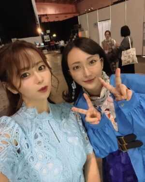 Neki Matsuzawa Instagram - ゆかちさん♡♡♡

メイク終わり出来たての井口裕香ちゃんに偶然お会いできたのが嬉しくてお写真撮りました。笑

連絡を取れば普通に会えるけれど、待ち合わせのできない時代のようなドラマチックな対面は感極まりますね。

3枚目の後ろにいる2人はうちのマネージャー陣です。笑

#animejapan2023
#井口裕香 さん