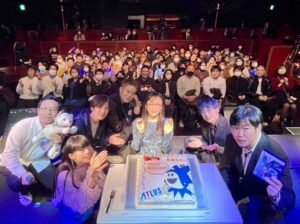 Neki Matsuzawa Instagram - ペルソナ3リロード、早くも100万本突破おめでとうございます🎊少し前になりますが、先日のイベントのお写真です。

ペルソナはもはやゲームの枠を超えて人生と共にあり、こちらでもお誕生日をお祝いしていただき、配信終了後にケーキが出てきて申し訳ないやらありがたいやらでした🎂

これはセーブデータとして保存しておかないと…でインスタにまとめます。ステージ上のお写真はいくつかGamerさんにいただきました。5枚目、ケーキのアトラス部分は食べちゃったのでありません。笑

アトラスさん、ご覧くださった皆様、遅ればせながらありがとうございました。

#ペルソナ3
#PERSONA3
#P3R