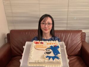 Neki Matsuzawa Instagram - ペルソナ3リロード、早くも100万本突破おめでとうございます🎊少し前になりますが、先日のイベントのお写真です。

ペルソナはもはやゲームの枠を超えて人生と共にあり、こちらでもお誕生日をお祝いしていただき、配信終了後にケーキが出てきて申し訳ないやらありがたいやらでした🎂

これはセーブデータとして保存しておかないと…でインスタにまとめます。ステージ上のお写真はいくつかGamerさんにいただきました。5枚目、ケーキのアトラス部分は食べちゃったのでありません。笑

アトラスさん、ご覧くださった皆様、遅ればせながらありがとうございました。

#ペルソナ3
#PERSONA3
#P3R