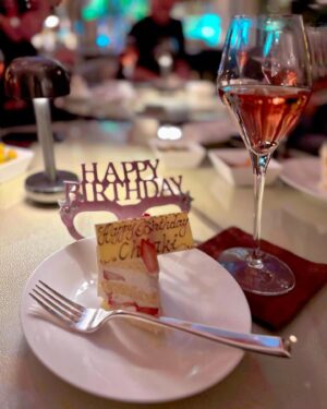 Neki Matsuzawa Instagram - お誕生日、ありがとうございました🎂🥂🎁

坂口さんが日本にいらっしゃる最後の日というタイミングで、皆さんとお祝いしていただいた、ファイナルファンタジ〜なひとときでした。

0時に時報でカウントダウンされたのは笑ってしまいましたが、とても嬉しかったです。貴重な2008年のシャンパンもいただきました🍾本当にありがとうございました🥂

一部でお知らせしましたが、今後のお仕事は松澤ネキとして行ってまいりますので、松澤千晶としては最後の日で感慨深くなりました。笑

特に何も変わりませんが、引き続きよろしくお願いいたします。
