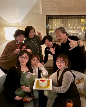 Neki Matsuzawa Instagram - お誕生日、ありがとうございました🎂🥂🎁

坂口さんが日本にいらっしゃる最後の日というタイミングで、皆さんとお祝いしていただいた、ファイナルファンタジ〜なひとときでした。

0時に時報でカウントダウンされたのは笑ってしまいましたが、とても嬉しかったです。貴重な2008年のシャンパンもいただきました🍾本当にありがとうございました🥂

一部でお知らせしましたが、今後のお仕事は松澤ネキとして行ってまいりますので、松澤千晶としては最後の日で感慨深くなりました。笑

特に何も変わりませんが、引き続きよろしくお願いいたします。