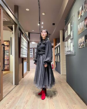 Neki Matsuzawa Instagram - NHK大分「ありがとう進撃の巨人 スペシャルトークショーin日田」特別番組📺

ご覧くださった皆様、取材に対応してくださった皆様、尽力してくださったスタッフの皆様、ありがとうございました。県外の方はNHKプラスの見逃し配信で是非📱

正直なところ、出演している感じはあまりなく、現地で皆様の生きた言葉を聞けたことが何よりの財産だったように感じます。

諫山創先生、梶裕貴さんお二人のトークショーはもちろん、進撃と共に育ったファンの皆様のお話から、一つの作品を通してこんなにも人生が変わることや、作品さながらに次元の壁を超えて海の向こうという現実に繋がり、今に至ること。

何よりそれは、私が創作物を好きな一番の理由だと感じました。エンターテイメントは、いつだって今を生きる私たちに力を与えてくれるのです。

当日は進撃らしいお衣装と、何故かハンジさんらしいジャケットでした。いろいろ相違点がありますので、あくまで"らしい"感じで。

最後の方は疲れたハンジさんになってました。笑

#進撃の巨人
#AttackonTitan