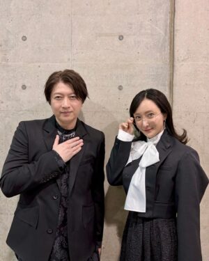 Neki Matsuzawa Instagram - アニメジャパンから先行上映会まで、黒執事な一日でした。
セバスチャン・ミカエリスのお声を担当されている小野大輔さんと。

何だか寮に出てくる悪い人みたいだねとお話していたのでそれっぽくしてみました。笑

黒執事は一言では語り尽くせない作品だと思いますが、作中の台詞であるYes, My Lordという言葉は携わる方々やファンの皆様の気持ちのようにも感じられ、それらを全てその身に宿して物語を生きる小野さんの姿勢が私は大好きです。

新キャストの皆さまはとにかく仲睦まじくユーモアに溢れていて、仲良きことは美しき哉とはまさにこのことだと感じました。

お衣装は、思わずポーズを取りたくなる素敵なテイストでした。
(すしざんまいではないです。)

jacket
@and_ellecy
shirt
@lois_crayon_official
skirt
@henai_official
accessory
@roomx601
shoes
@charleskeith_jp

#黒執事
#Blackbutler
#animejapan2024
