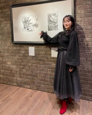 Neki Matsuzawa Instagram - NHK大分「ありがとう進撃の巨人 スペシャルトークショーin日田」特別番組📺

ご覧くださった皆様、取材に対応してくださった皆様、尽力してくださったスタッフの皆様、ありがとうございました。県外の方はNHKプラスの見逃し配信で是非📱

正直なところ、出演している感じはあまりなく、現地で皆様の生きた言葉を聞けたことが何よりの財産だったように感じます。

諫山創先生、梶裕貴さんお二人のトークショーはもちろん、進撃と共に育ったファンの皆様のお話から、一つの作品を通してこんなにも人生が変わることや、作品さながらに次元の壁を超えて海の向こうという現実に繋がり、今に至ること。

何よりそれは、私が創作物を好きな一番の理由だと感じました。エンターテイメントは、いつだって今を生きる私たちに力を与えてくれるのです。

当日は進撃らしいお衣装と、何故かハンジさんらしいジャケットでした。いろいろ相違点がありますので、あくまで"らしい"感じで。

最後の方は疲れたハンジさんになってました。笑

#進撃の巨人
#AttackonTitan