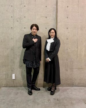 Neki Matsuzawa Instagram - アニメジャパンから先行上映会まで、黒執事な一日でした。
セバスチャン・ミカエリスのお声を担当されている小野大輔さんと。

何だか寮に出てくる悪い人みたいだねとお話していたのでそれっぽくしてみました。笑

黒執事は一言では語り尽くせない作品だと思いますが、作中の台詞であるYes, My Lordという言葉は携わる方々やファンの皆様の気持ちのようにも感じられ、それらを全てその身に宿して物語を生きる小野さんの姿勢が私は大好きです。

新キャストの皆さまはとにかく仲睦まじくユーモアに溢れていて、仲良きことは美しき哉とはまさにこのことだと感じました。

お衣装は、思わずポーズを取りたくなる素敵なテイストでした。
(すしざんまいではないです。)

jacket
@and_ellecy
shirt
@lois_crayon_official
skirt
@henai_official
accessory
@roomx601
shoes
@charleskeith_jp

#黒執事
#Blackbutler
#animejapan2024
