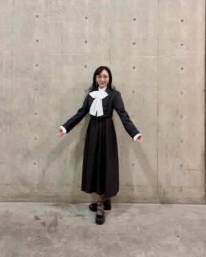 Neki Matsuzawa Instagram - アニメジャパンから先行上映会まで、黒執事な一日でした。
セバスチャン・ミカエリスのお声を担当されている小野大輔さんと。

何だか寮に出てくる悪い人みたいだねとお話していたのでそれっぽくしてみました。笑

黒執事は一言では語り尽くせない作品だと思いますが、作中の台詞であるYes, My Lordという言葉は携わる方々やファンの皆様の気持ちのようにも感じられ、それらを全てその身に宿して物語を生きる小野さんの姿勢が私は大好きです。

新キャストの皆さまはとにかく仲睦まじくユーモアに溢れていて、仲良きことは美しき哉とはまさにこのことだと感じました。

お衣装は、思わずポーズを取りたくなる素敵なテイストでした。
(すしざんまいではないです。)

jacket
@and_ellecy
shirt
@lois_crayon_official
skirt
@henai_official
accessory
@roomx601
shoes
@charleskeith_jp

#黒執事
#Blackbutler
#animejapan2024