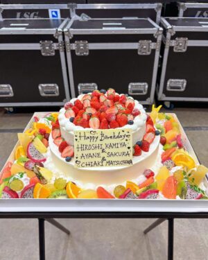 Neki Matsuzawa Instagram - 進撃のフェス終わりでお誕生日お祝いしていただきました🎂

今日は神谷浩史さん、明日は佐倉綾音さんのお誕生日だから何かあるのかなとは思っていたのですが、自分まで一緒にしていただいて、恐れ多くも感激でした。

キャストの皆様は現場においてこのような形で節目をお祝いされながら、作品と共に月日を重ねてきた10年なのかなと思ってみたり。

進撃の巨人は作中の彼ら彼女らだけでなく、携わる全ての皆様の人生譚のような作品だと思います。

改めて、ありがとうございました。

#shingeki
#ATTACKFES
#進撃フェス 
#神谷浩史 さん
#佐倉綾音 さん