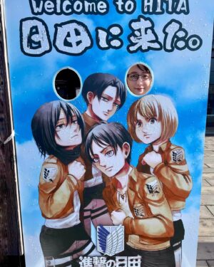 Neki Matsuzawa Instagram - NHK大分「ありがとう進撃の巨人 スペシャルトークショーin日田」特別番組📺

ご覧くださった皆様、取材に対応してくださった皆様、尽力してくださったスタッフの皆様、ありがとうございました。県外の方はNHKプラスの見逃し配信で是非📱

正直なところ、出演している感じはあまりなく、現地で皆様の生きた言葉を聞けたことが何よりの財産だったように感じます。

諫山創先生、梶裕貴さんお二人のトークショーはもちろん、進撃と共に育ったファンの皆様のお話から、一つの作品を通してこんなにも人生が変わることや、作品さながらに次元の壁を超えて海の向こうという現実に繋がり、今に至ること。

何よりそれは、私が創作物を好きな一番の理由だと感じました。エンターテイメントは、いつだって今を生きる私たちに力を与えてくれるのです。

当日は進撃らしいお衣装と、何故かハンジさんらしいジャケットでした。いろいろ相違点がありますので、あくまで"らしい"感じで。

最後の方は疲れたハンジさんになってました。笑

#進撃の巨人
#AttackonTitan