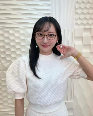Neki Matsuzawa Instagram - このピアス、100円くらいのやつ👂🏻笑

残り1ヶ月を大切に…と言った矢先に年明けの番組収録でした。いつも散らかった顔をゴリゴリ整えてくださる夏妃さん、ありがとうございます💆🏻‍♀️

最近、友人にいただいたラメを目の下につけるのが好きなのですが、大丈夫かな？👁️✨

set-up
@celford_official 
boots
@31philliplim 
(私物)
