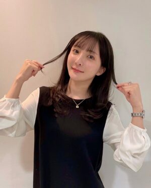 Neki Matsuzawa Instagram - 髪の毛切りました💇🏻‍♀️

長さは変わってませんがサイドにレイヤーが入ったので、とても軽くなりました。妲己ちゃんみたいな感じのやつ✂️

塩田さん、いつもありがとうございます💈

メガネないと顔がパッとしませんね。笑