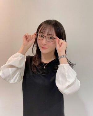 Neki Matsuzawa Instagram - 髪の毛切りました💇🏻‍♀️

長さは変わってませんがサイドにレイヤーが入ったので、とても軽くなりました。妲己ちゃんみたいな感じのやつ✂️

塩田さん、いつもありがとうございます💈

メガネないと顔がパッとしませんね。笑