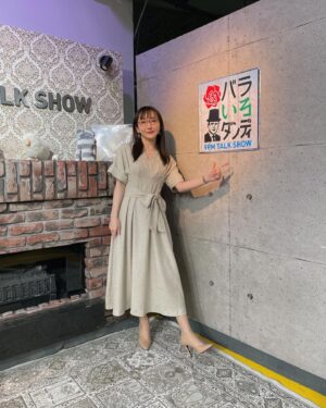 Neki Matsuzawa Instagram - ヨシ！な現場ネキ
仕事納めという感覚はあまり無いのですが、今年の振り返りがてら未使用写真など。

バラダンは、こんなに私にピッタリの番組あったのか〜というくらい、こう言って良いかわかりませんが、はぐれ者が集う感じが居心地良かったですね。

自分はチームに属したことがないので、ピクセルリマスターやクリスタル通信含め、ひとときでもそういった場所があるのはありがたいものでした。

あとは例年と変わらず、アニメやゲームで好きなタイトルのお仕事をいただけて嬉しかったです。来年はFF7Rとメタファーが楽しみですね。

私はエンタメに生かされているので、エンタメのために死ねたらそれで本望です。

全部ほぼ同じ顔ですが最後の方はプライベートに近いもので、酔っ払ってる田村さんが面白かったので。笑