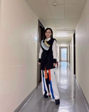 Neki Matsuzawa Instagram - 『呪術廻戦』アニメ＆ゲーム連合特番

アニメとゲームでお衣裝2パターン用意していただきました🎶

本日20:00〜リバース1999の生放送と重なっているのですが、どちらもお好きなようにご覧いただけましたら幸いです。

tops/pants
@wildlily_daikanyama
coat/frillstole
@hundredcolor
accessory
@osewaya_official

#呪術廻戦
#jujutsukaisen