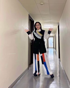Neki Matsuzawa Instagram - 『呪術廻戦』アニメ＆ゲーム連合特番

アニメとゲームでお衣裝2パターン用意していただきました🎶

本日20:00〜リバース1999の生放送と重なっているのですが、どちらもお好きなようにご覧いただけましたら幸いです。

tops/pants
@wildlily_daikanyama
coat/frillstole
@hundredcolor
accessory
@osewaya_official

#呪術廻戦
#jujutsukaisen