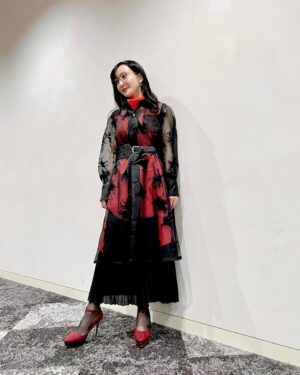 Neki Matsuzawa Instagram - 「進撃の巨人」放送直前生放送FINAL

作品のイメージである赤と黒を基調とした、とても素敵なお衣装でした💐

お弁当がウルフギャングステーキさんで、番組の最後に相応しい豪華なケータリング🍽️駆逐させていただきました🥩✨

ヘアメイク夏妃さん、スタイリスト一場さん、いつもありがとうございます🎶

one-piece
@noir_etoffe
@pr.artos
accessory
@accessories_blossom_jp

#進撃の巨人
#AttackonTitan