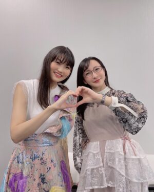Neki Matsuzawa Instagram - ヨシ！な現場ネキ
仕事納めという感覚はあまり無いのですが、今年の振り返りがてら未使用写真など。

バラダンは、こんなに私にピッタリの番組あったのか〜というくらい、こう言って良いかわかりませんが、はぐれ者が集う感じが居心地良かったですね。

自分はチームに属したことがないので、ピクセルリマスターやクリスタル通信含め、ひとときでもそういった場所があるのはありがたいものでした。

あとは例年と変わらず、アニメやゲームで好きなタイトルのお仕事をいただけて嬉しかったです。来年はFF7Rとメタファーが楽しみですね。

私はエンタメに生かされているので、エンタメのために死ねたらそれで本望です。

全部ほぼ同じ顔ですが最後の方はプライベートに近いもので、酔っ払ってる田村さんが面白かったので。笑
