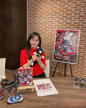 Neki Matsuzawa Instagram - ヨシ！な現場ネキ
仕事納めという感覚はあまり無いのですが、今年の振り返りがてら未使用写真など。

バラダンは、こんなに私にピッタリの番組あったのか〜というくらい、こう言って良いかわかりませんが、はぐれ者が集う感じが居心地良かったですね。

自分はチームに属したことがないので、ピクセルリマスターやクリスタル通信含め、ひとときでもそういった場所があるのはありがたいものでした。

あとは例年と変わらず、アニメやゲームで好きなタイトルのお仕事をいただけて嬉しかったです。来年はFF7Rとメタファーが楽しみですね。

私はエンタメに生かされているので、エンタメのために死ねたらそれで本望です。

全部ほぼ同じ顔ですが最後の方はプライベートに近いもので、酔っ払ってる田村さんが面白かったので。笑