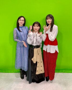 Neki Matsuzawa Instagram - ヨシ！な現場ネキ
仕事納めという感覚はあまり無いのですが、今年の振り返りがてら未使用写真など。

バラダンは、こんなに私にピッタリの番組あったのか〜というくらい、こう言って良いかわかりませんが、はぐれ者が集う感じが居心地良かったですね。

自分はチームに属したことがないので、ピクセルリマスターやクリスタル通信含め、ひとときでもそういった場所があるのはありがたいものでした。

あとは例年と変わらず、アニメやゲームで好きなタイトルのお仕事をいただけて嬉しかったです。来年はFF7Rとメタファーが楽しみですね。

私はエンタメに生かされているので、エンタメのために死ねたらそれで本望です。

全部ほぼ同じ顔ですが最後の方はプライベートに近いもので、酔っ払ってる田村さんが面白かったので。笑