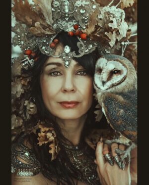 Nela Boudová Instagram - 🦉❤ Pro skvělou Nelu 🍁
Miluji podzimní barvy, které vídáme v zimním období. Divoké keře s rudými šípky, bronzové listí dubu. Rozhodla jsem se využít tuto zimně/podzimní krásu na focení s Nelou. Na focení byla krásná atmosféra, kterou můžete zahlédnout na videu. Vždy když jsem se viděla s Nelou působila její úžasná dobrotivá povaha a silná energie, která z ní vyzařuje ❤️

 Nikon Z7II
#owlphotography #fineartphotography #beautifullbizarre #marketanovak #autumnportrait #praguephotographer @nikon_cz_sk