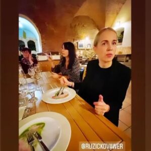Nela Boudová Instagram - Krásné setkání na večeři  s jednou  z našich nejlrásnějších hereček Nelou Boudovou 🤍🤍🤍úžasným člověkem 🤍A Nelinko ještě jednou všechno nejlepší k Tvému včerejšímu  svátku 🌺🌺🌺 #nela #divadlo #ordinace #kouc #love #czechgirl #pragueworld #like #reelsinstagram #bIoggersky #carousel #theatre #nice #bIoggerlovely #beautifulgirls #picotheday #photooftheday #be #beautiful # visit 👉 @n.boudovaa