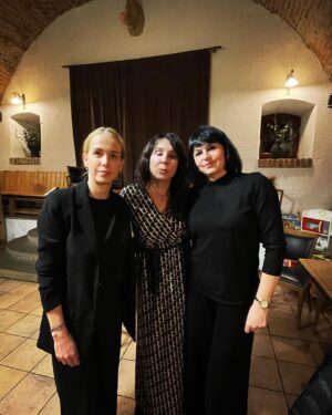 Nela Boudová Instagram - Krásné setkání na večeři  s jednou  z našich nejlrásnějších hereček Nelou Boudovou 🤍🤍🤍úžasným člověkem 🤍A Nelinko ještě jednou všechno nejlepší k Tvému včerejšímu  svátku 🌺🌺🌺 #nela #divadlo #ordinace #kouc #love #czechgirl #pragueworld #like #reelsinstagram #bIoggersky #carousel #theatre #nice #bIoggerlovely #beautifulgirls #picotheday #photooftheday #be #beautiful # visit 👉 @n.boudovaa