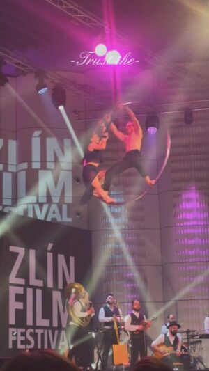 Nela Boudová Instagram - 64 Zlín Film Festival 💕
Ráda tam jezdím, mám ráda Zlín a atmosféru Dětského Filmového Festivalu, který je ve světě naprosto unikátní. Ráda chodím do kina na filmy o křehkém dospívání. Letos jsem viděla skvělý novozélandský film “Hlas srdce”. Vždycky si znovu uvědomím, že ať se narodíme kdekoliv, ať mám jakoukoliv barvu kůže, všichni toužíme po štěstí a naplněném životě. A období puberty je to prostě masakr. 😅Skvělý výběr filmů👏 Skvělá organizace.👏
#zlinfilmfestival  #zlin #dospivani #film #herci #festival #kamaradi